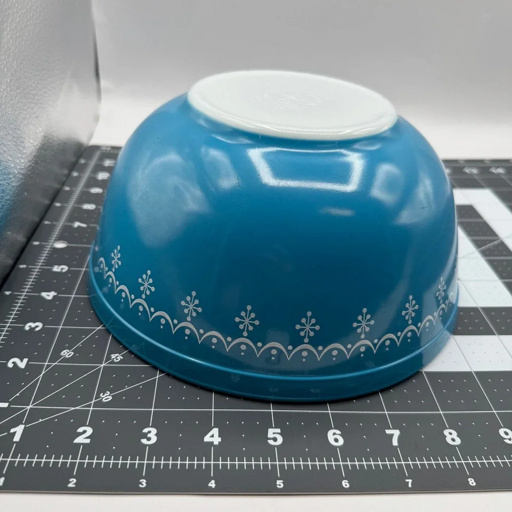 Pyrex Cinderella Snowflake Garland Mixing Bowl 2.5 Qt Blue Vintage 403 Ovenware